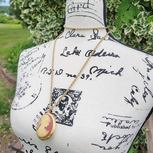 Vintage 70s Victorian Cameo Locket